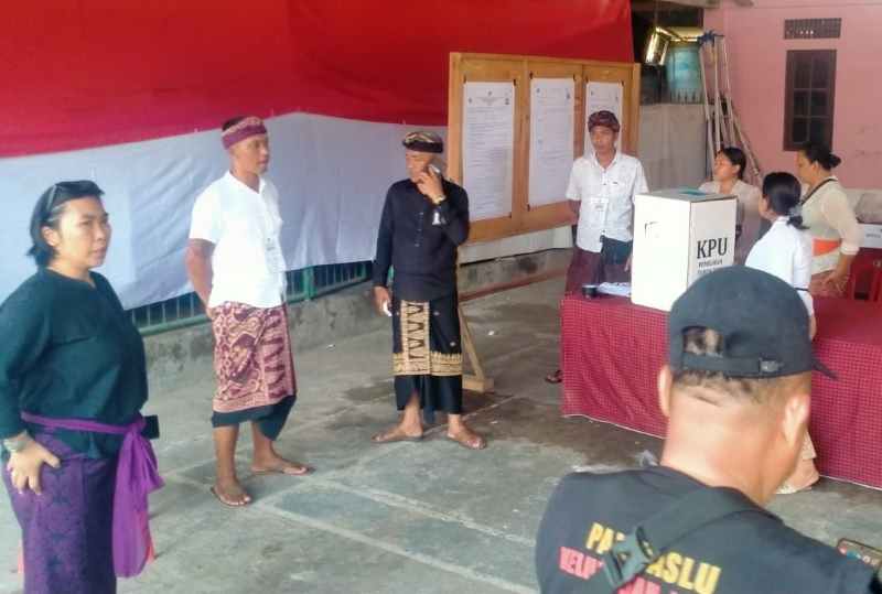 SUDAH 80 PERSEN LEBIH: Suasana proses pemungutan suara yang berlangsung di salah satu TPS di Desa Bengkel, Kediri Tabanan.(juliadi/radar bali)
