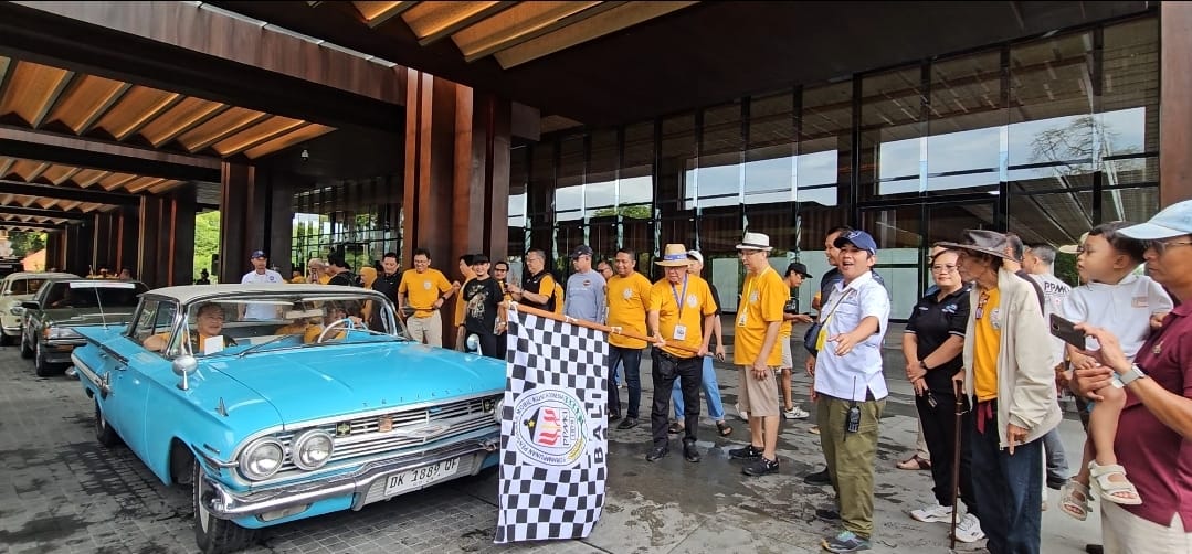 SERU: Salah satu mobil kuno saat start touring dalam rangka HUT PPMKI ke-45 di Bali