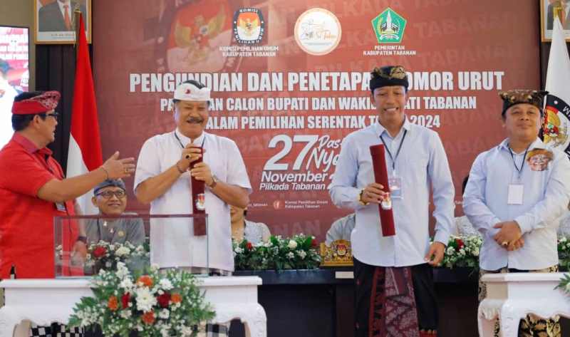 DANA KAMPANYE: Dua paslon nomor urut 01 I Nyoman Mulyadi dan I Nyoman Ardika dan nomor urut 02, I Komang Gede Sanjaya -I Made Dirga di Pilkada Tabanan. (juliadi)
