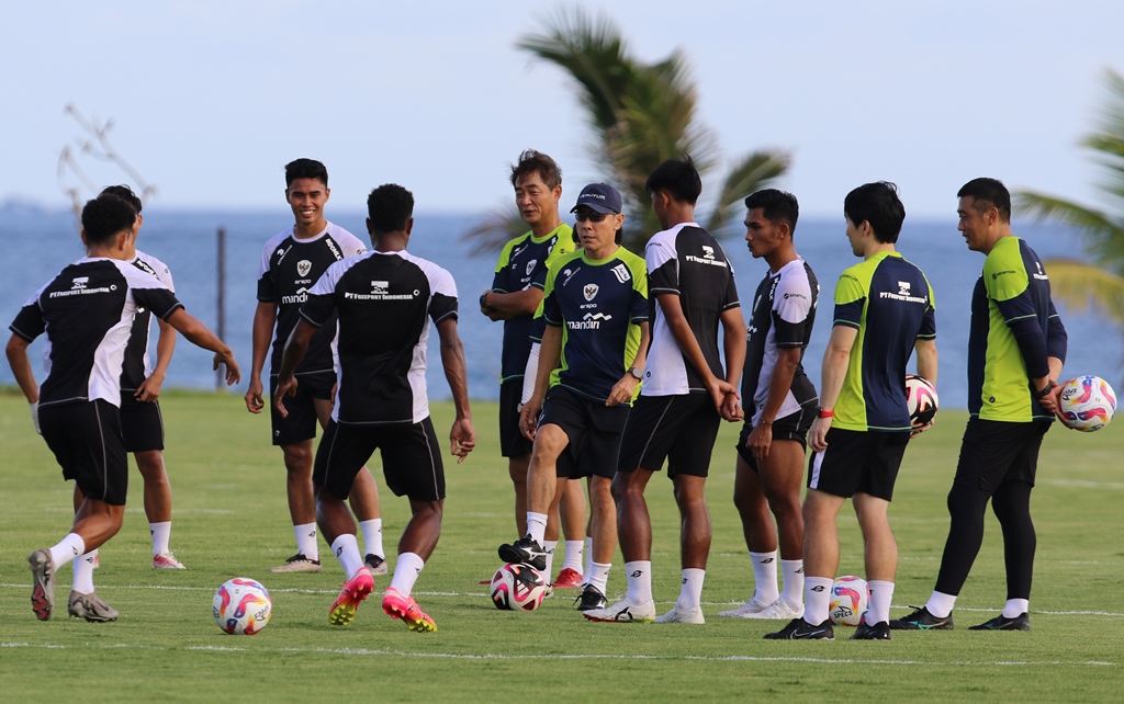MENUJU PIALA AFF: Timnas Indonesia berlatih di bawah arahan Shin tae-Yong di Bali United Training Center.