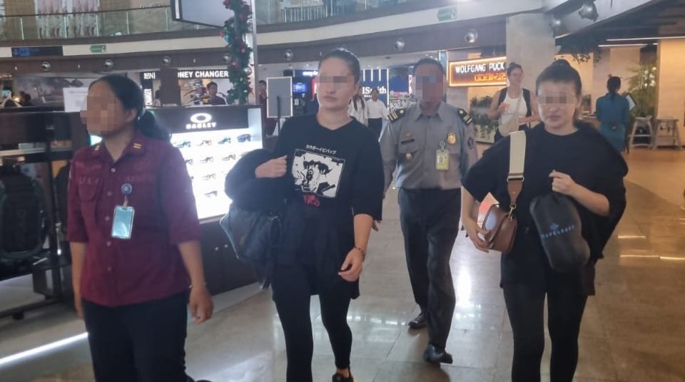 BALIK KE RUSIA: Dua cewek asal Rusia saat menuju ruang checkin pesawat di Bandara Internasional I Gusti Ngurah Rai