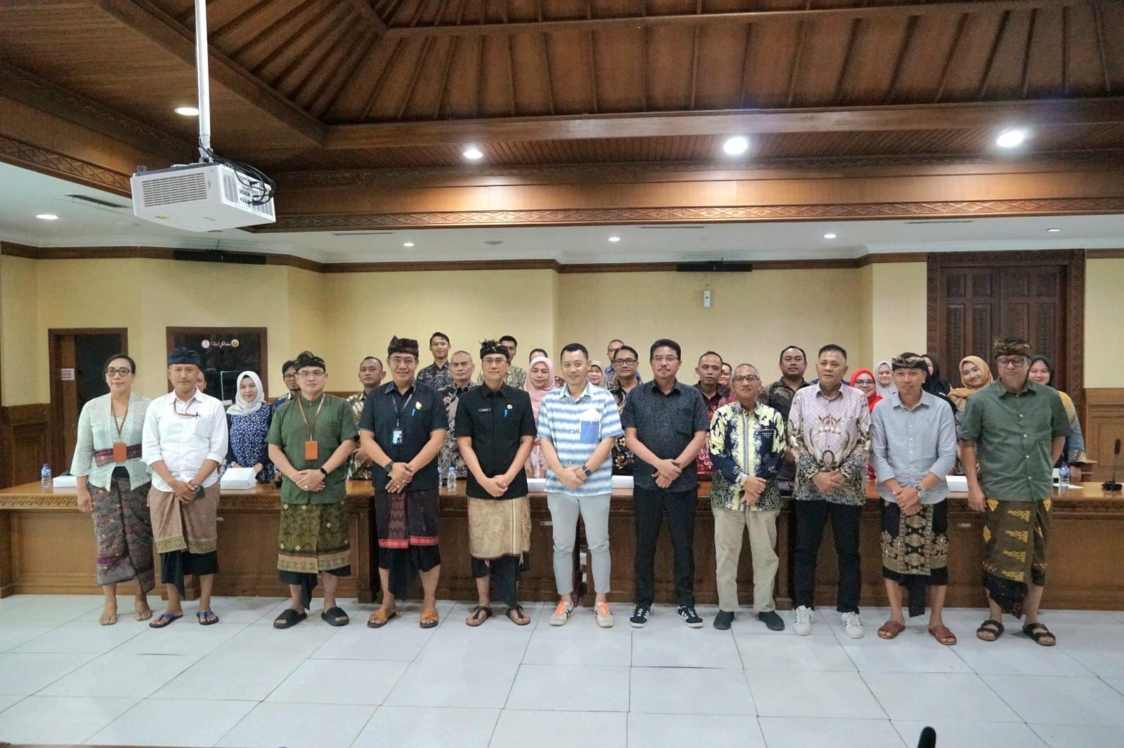 Pj. Sekda IB. Surya Suamba menerima Direktur Utama Perumda Tirta Bhagasasi Kabupaten Bekasi Reza Lutfi beserta rombongan saat kunjungan kerja ke Puspem Badung, Badung, Kamis (5/12/2024).