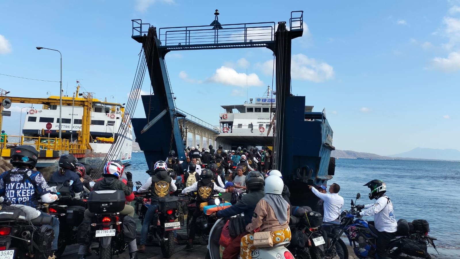 FOKUS UTAMA NATARU : Aktivitas di Pelabuhan Gilimanuk, Jembrana. (foto:m.basir/radar bali)