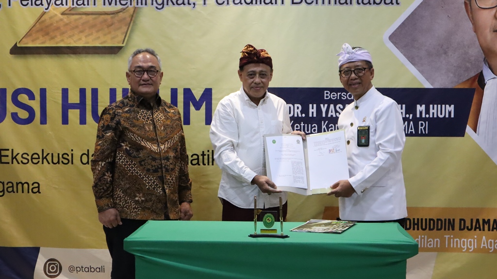 MOU: Ketua Kamar Agama Mahkamah Agung (MA) RI Yasardin (kiri) dan Ketua PTA Bali Ketut Madhuddin Jamal (kanan) menunjukkan naskah MOU di sela acara peringatan HUT PTA Bali ke-2, Kamis (5/12/2024).