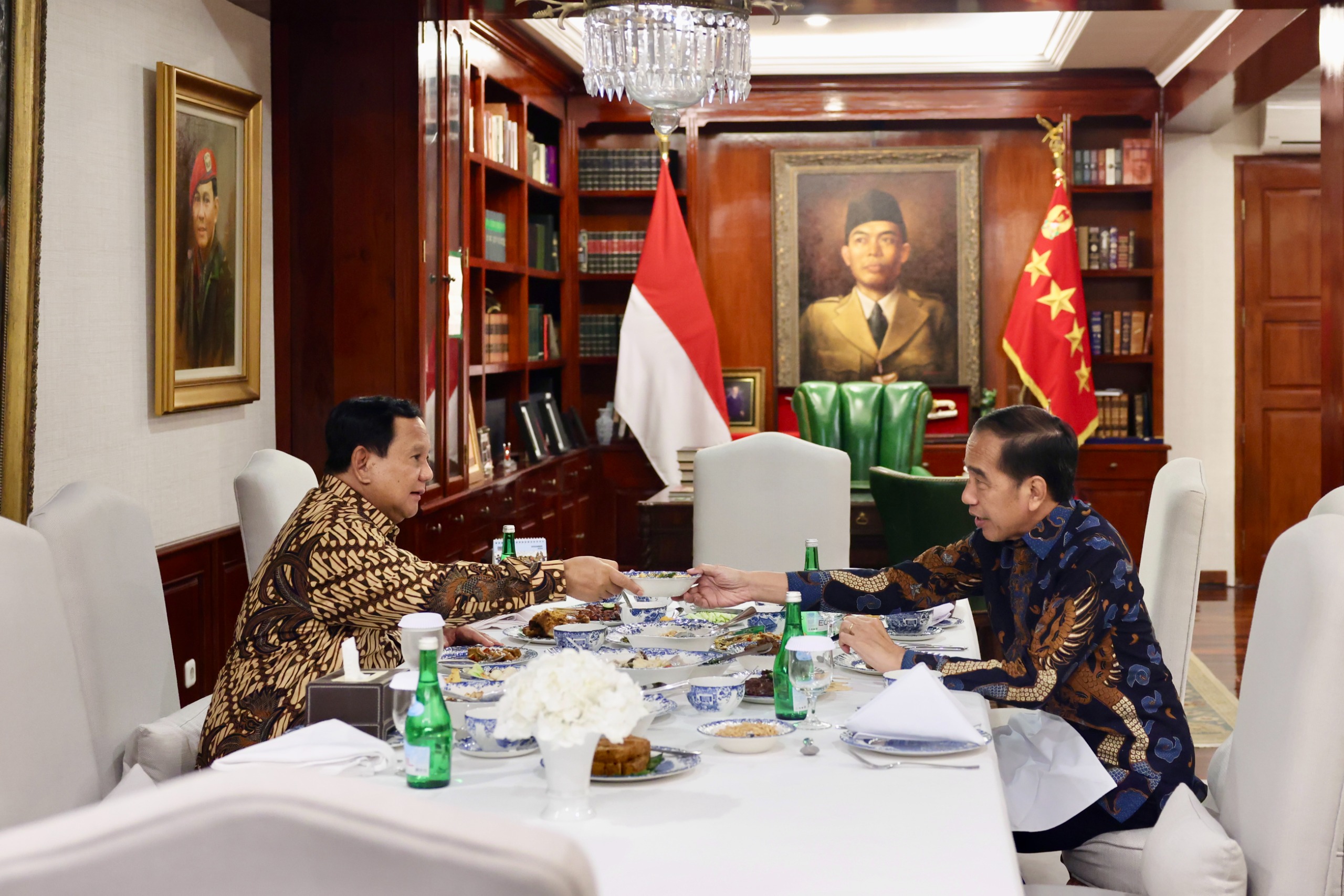 AKRAB: Suasana makan malam antara Presiden Prabowo Subianto bersama Presiden ke-7 RI, Joko Widodo di jalan Kertanegara, Jumat 6 Desember 2024
