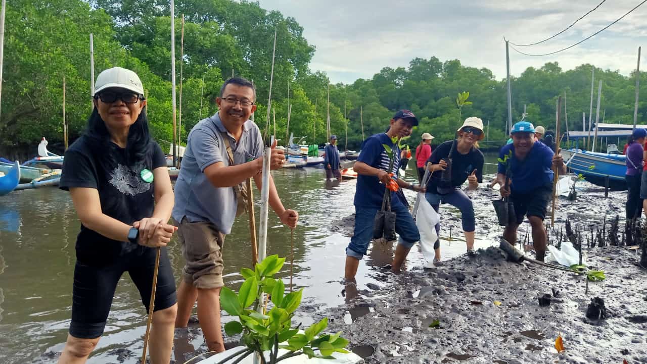 BERLUMPUR: Sejumlah jurnalis dan wisatawan asing berbaur menanam Mangrove di Wana Segara Kertih Kedonganan Badung Bali, Minggu pagi 8 Desember 2024.