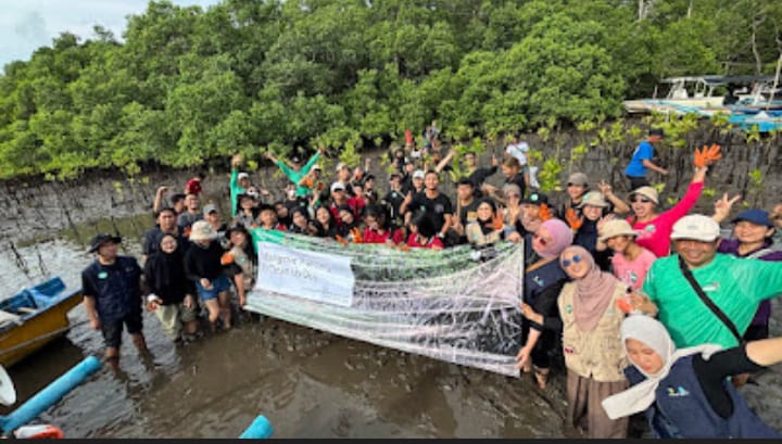 LESTARI: Wastehub bersama B. Braun Indonesia dan komunitas peduli lingkungan serta jurnalis foto bersama usai menanam bibit Mangrove di pantai Wana Segara Kerih Kedonganan, 8 Desember 2024