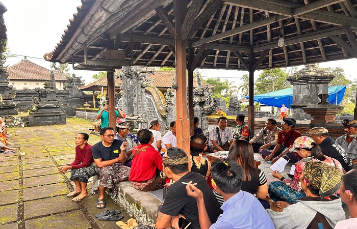 Suasana paruman krama desa adat Umanyar yang berlangsung di Pura Puseh Desa Adat Umanyar, Desa Buanagiri, Minggu (8/12) kemarin.