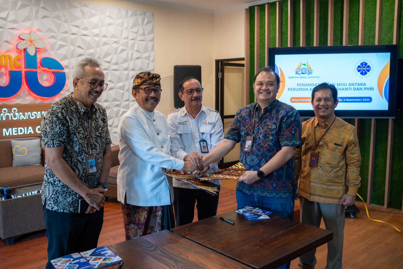 DUKUNG PARIWISATA BALI: Turut Hadir Kepala Dinas Pariwisata Provinsi Bali  Bapak Tjokorda Bagus Pemayun, A.Par., MM. (tengah) Mendukung Kerjasama Kerthi Bali Santhi dan PHRI Bali.