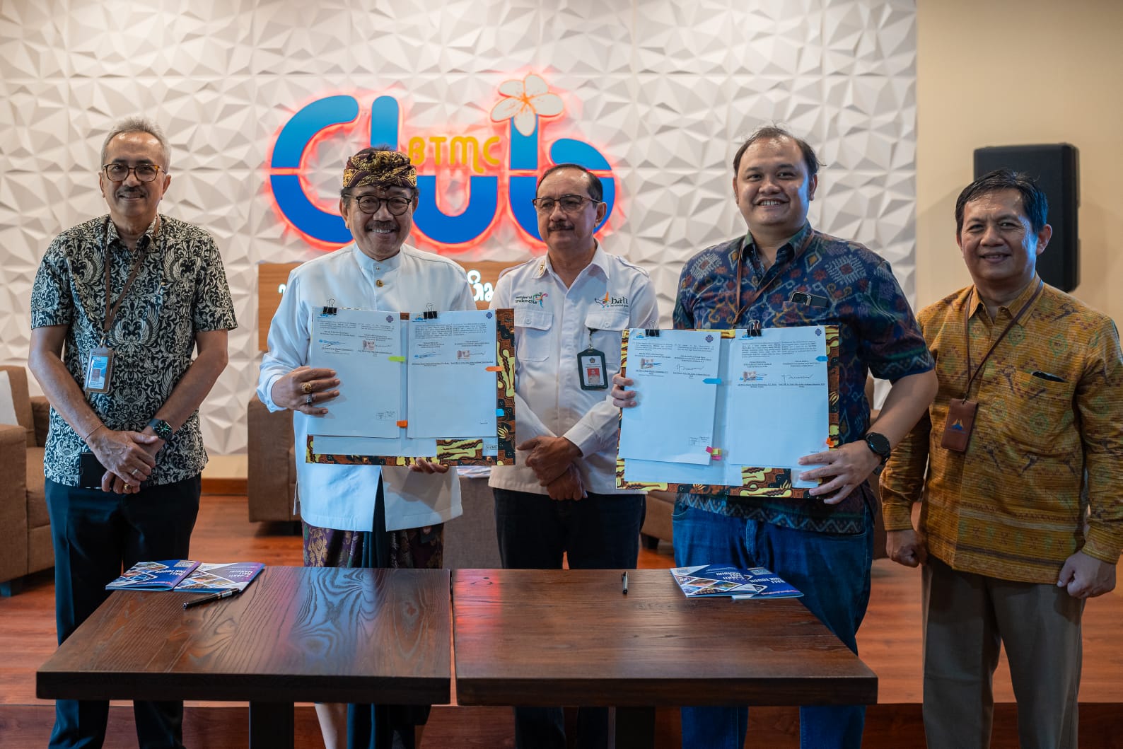 KERJA SAMA: Penandatanganan MoU oleh Direktur Utama Perumda KBS, Bapak Alit Putra C.M.S., S.T., M.Sc., dan Ketua PHRI Bali, Prof. Dr. Ir. Tjok. Oka Artha Ardhana Sukawati, M.Si.