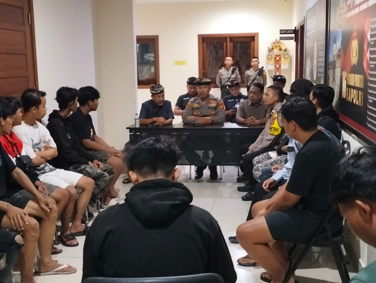MEDIASI: Kapolsek Kuta Selatan, Kompol I Gusti Ngurah Yudistira, S.H., M.H.,  mediasi antara dua kelompok ABG, yaitu kelompok Balmor dan Kingkong, di  Polsek Kuta Selatan Jumat 6 Desember 2024