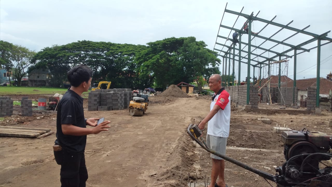 DIKEJAR WAKTU: Proses pemasangan sarana panjat tebing di Lapangan Kediri, Tabanan.