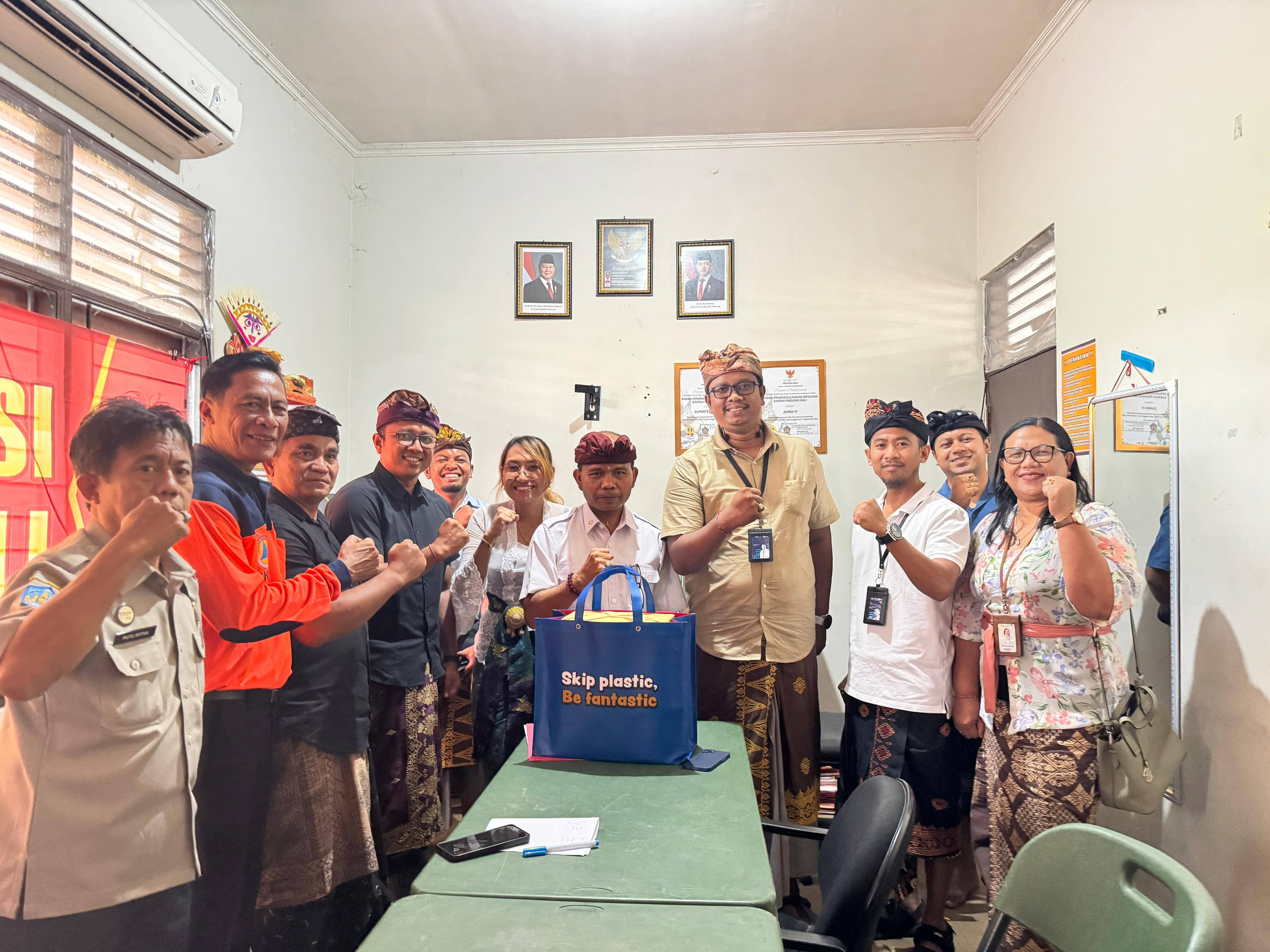 WASPADA: Manager PT PLN (Persero) Unit Pelaksana Pelayanan Pelanggan (UP3) Bali Selatan I Putu Kariana (baju cokelat) bersama Kepala Pelaksana BPBD Provinsi Bali I Made Rentin, Selasa (10/12).