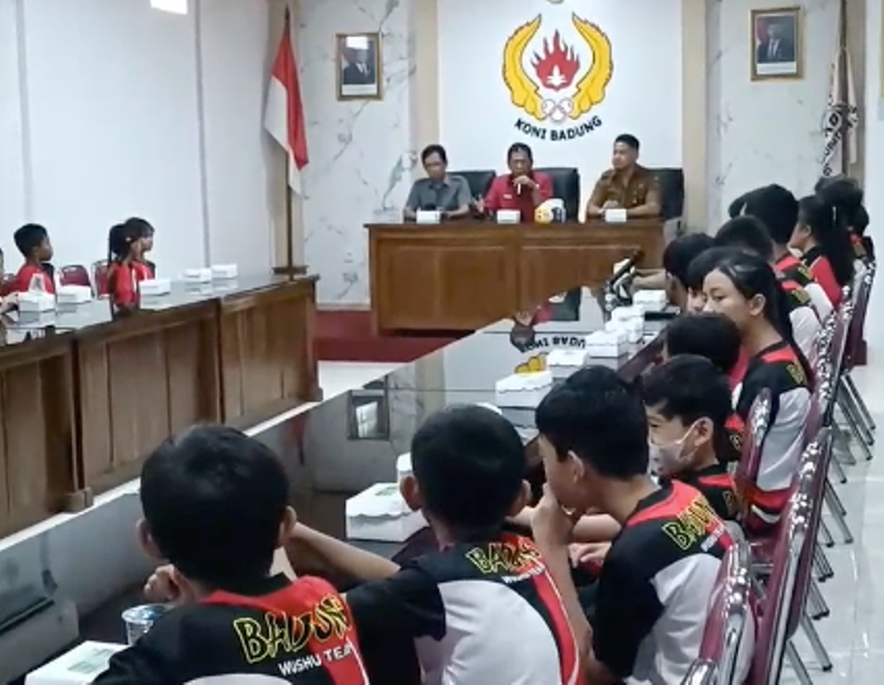 KESEMPATAN EMAS: Pengurus Wushu Indonesia (WI) Badung bersama atletnya mendatangi KONI Badung.