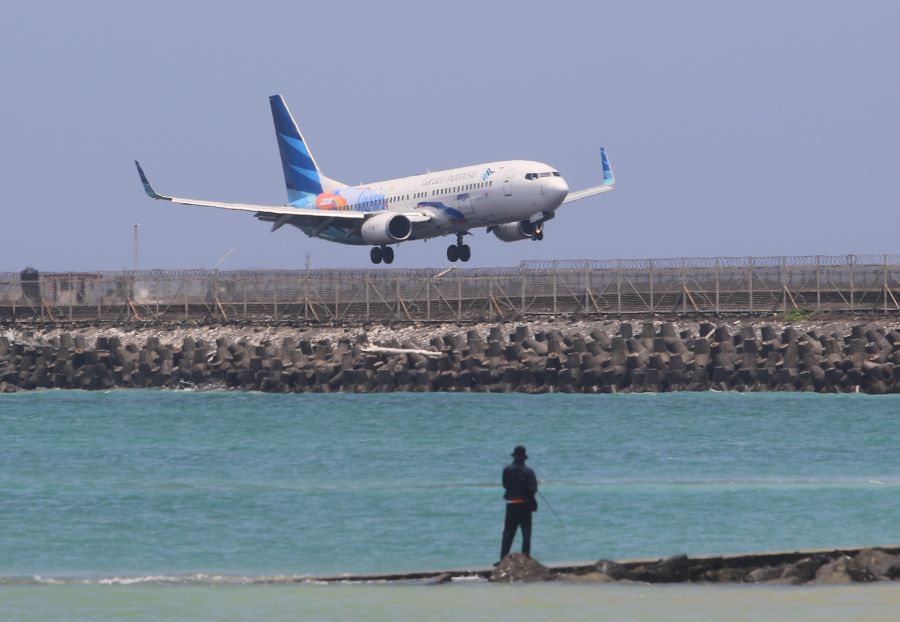 BUKAN PILIHAN: Sebuah pesawat landing di Bandara I Gusti Ngurah Rai. Nataru tahun ini diperkirakan kendaraan pribadi membeludak karena tiket pesawat masih mahal