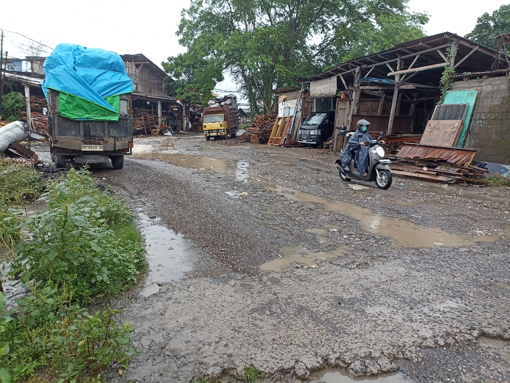 KUMUH:  Kawasan kumuh  di  jalan Karya Makmur, Denpasar makin terlihat kumuh ketika terjadi hujan lebat, Rabu 11 Desember 2024.