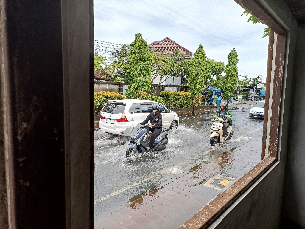 GENANGAN AIR: Kondisi jalan kawasan Gunung Salak Utara, Denpasar kerap terjadi genangan air.