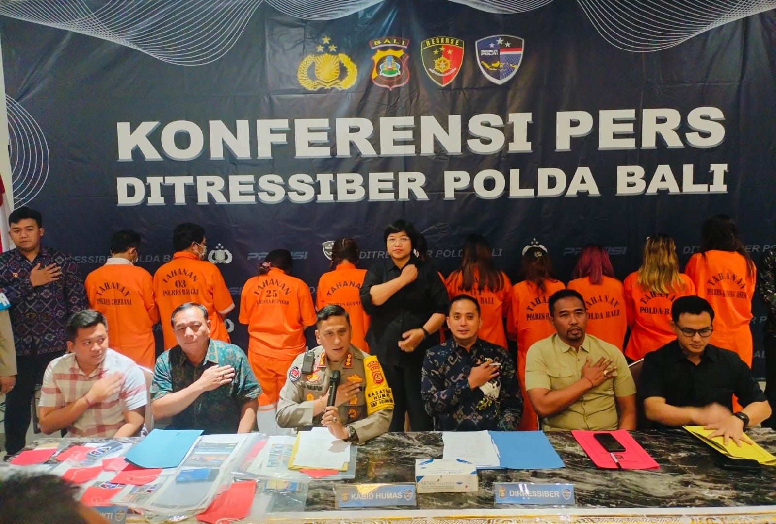 BERANTAS JUDOL: Kabid Humas Polda Bali Kombes Pol Jansen Avitus Panjaitan (2 dari kiri) saat ekspose pelaku judi online yang memakai selebgram sebagai influencer
