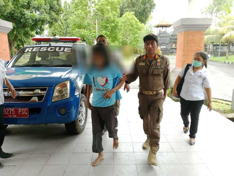 DIBAWA KE RSJ: Petugas melakukan evakuasi ODGJ ke RSJ Bangli. (Foto: Dinas Sosial Pemberdayaan Perempuan dan Perlindungan Anak Klungkung)