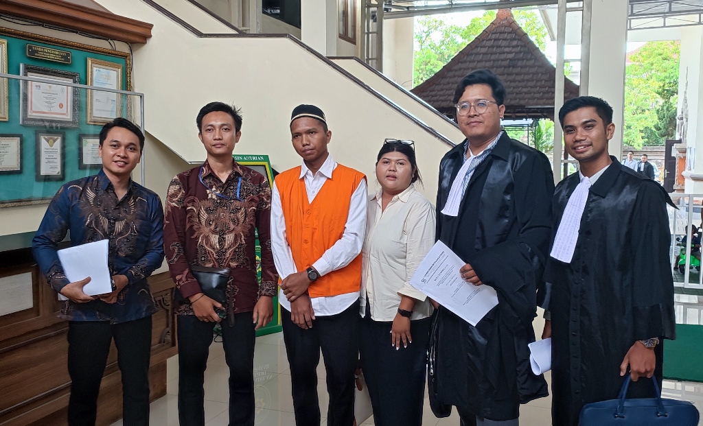 NIKMAT SESAAT: Anjas Purnama (pakai rompi oranye) didampingi tim penasihat hukumnya usai sidang di PN Denpasar