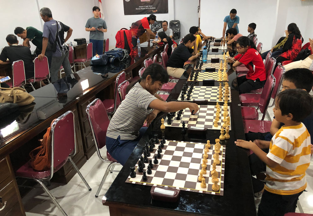 LATIHAN INTENSIF: Suasana latihan rutin Percasi Badung sebagai ajang uji coba persiapan Porprov Bali 2025.