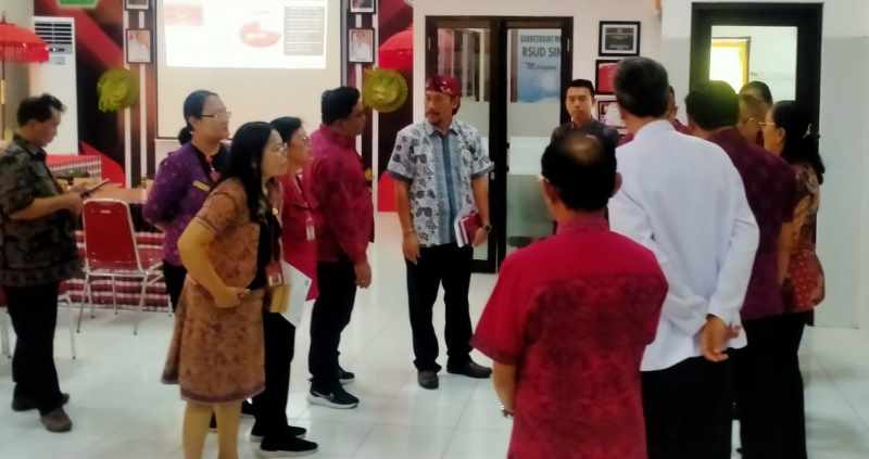 TINJAU LANGSUNG : Komisi I DPRD Tabanan yang sidak ke RSUD Singasana Tabanan. (juliadi/radar bali)