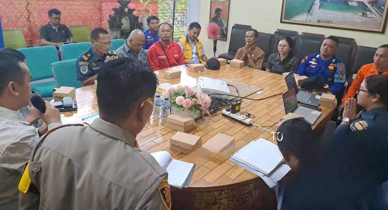 RAPAT KOORDINASI: Membahas penanganan libur Nataru, akan ada kapal patroli dan kapal perintis yang siaga di Pelabuhan Celukan Bawang, Buleleng. (Foto: KSOP Celukan Bawang untuk Radar Bali)