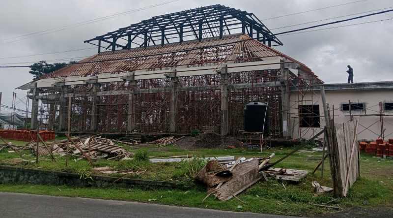 TENGGAT SEMAKIN TIPIS: Proyek MPP dan Wantilan yang masih belum selesai, sementara sisa waktu tinggal 7 hari. (Foto Zulfika Rahman/Radar Bali)