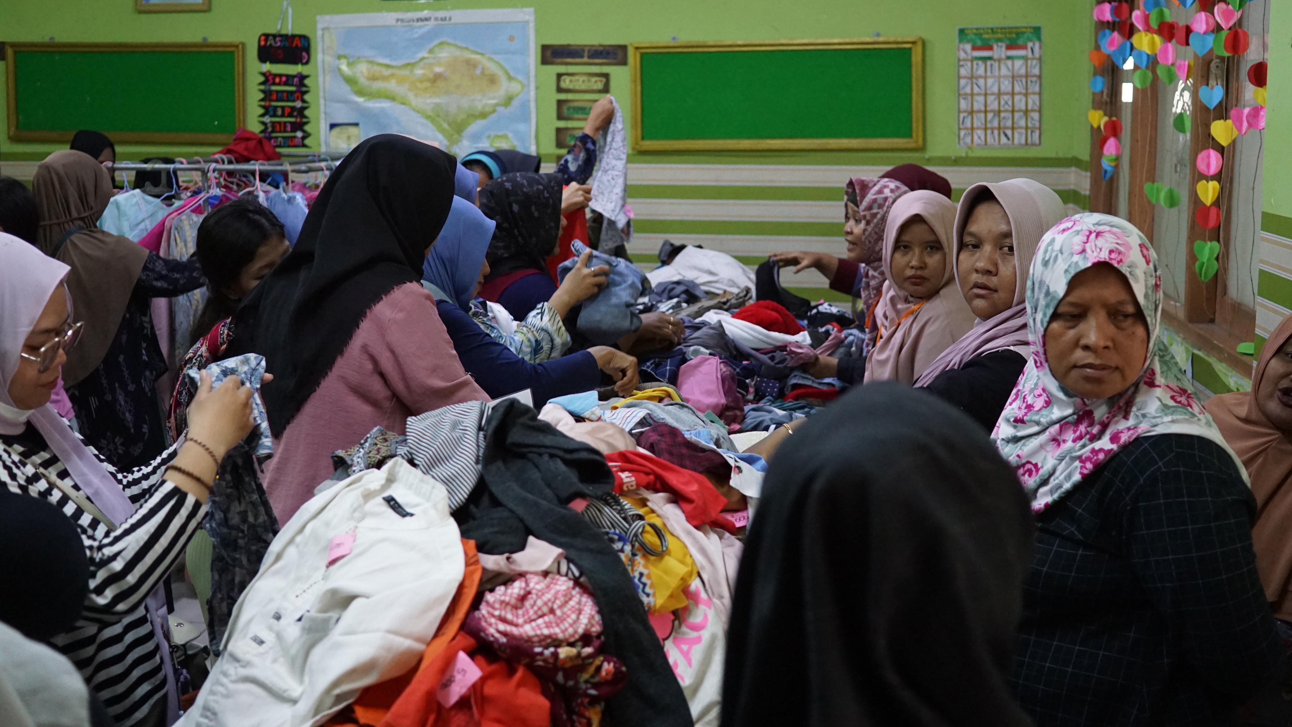 DIPILIH-DIPILIH: Lapak utama Barbekyu SD Muhammadiyah 4 Denpasar paling diserbu oleh pengunjung/konsumen, Sabtu 14 Desember 2024.