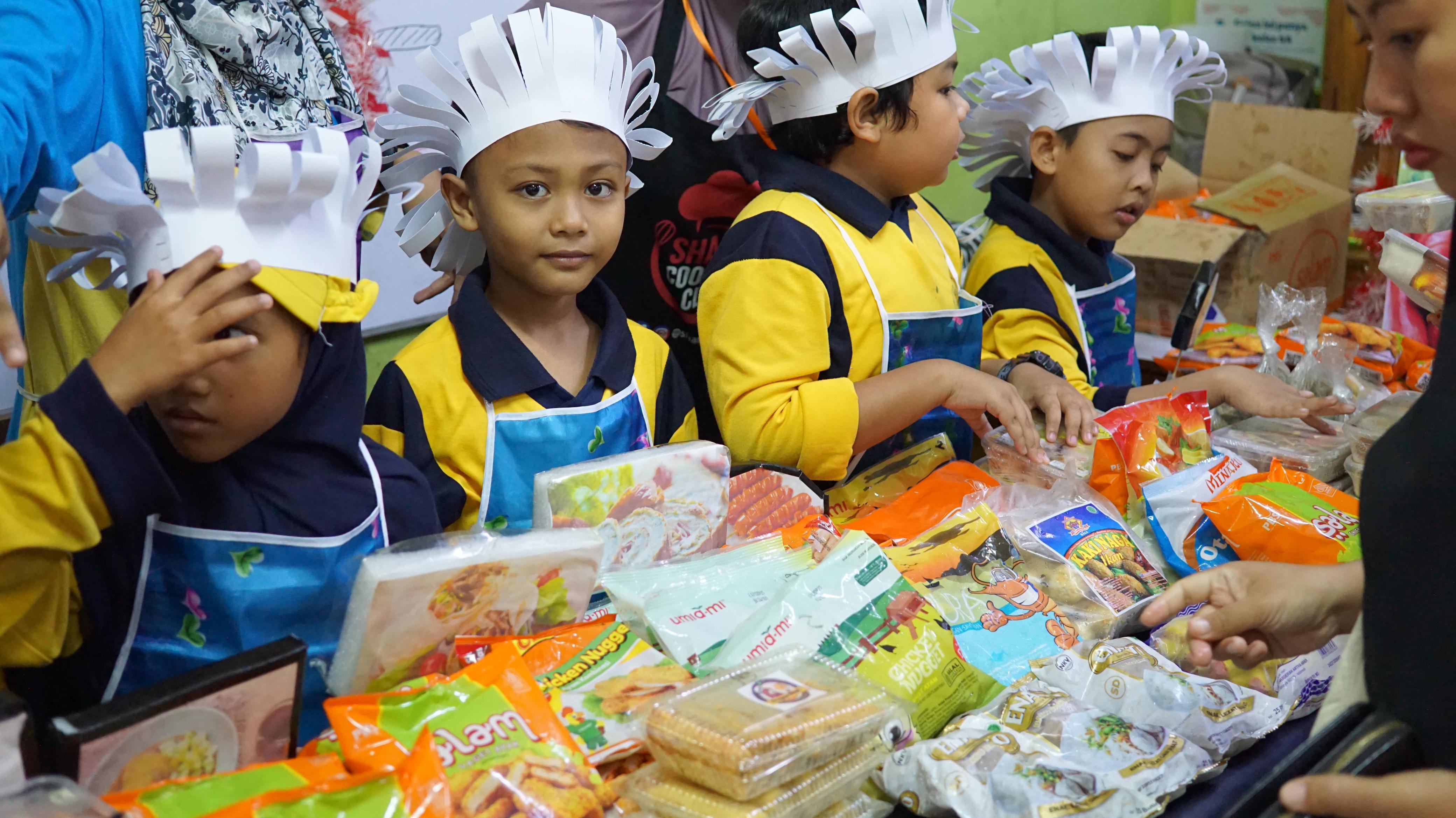 LARIS MANIS: Suasana transaksi jual beli Market Day oleh murid-murid SD Muhammadiyah 4 Denpasar, Jumat 13 Desember 2024.