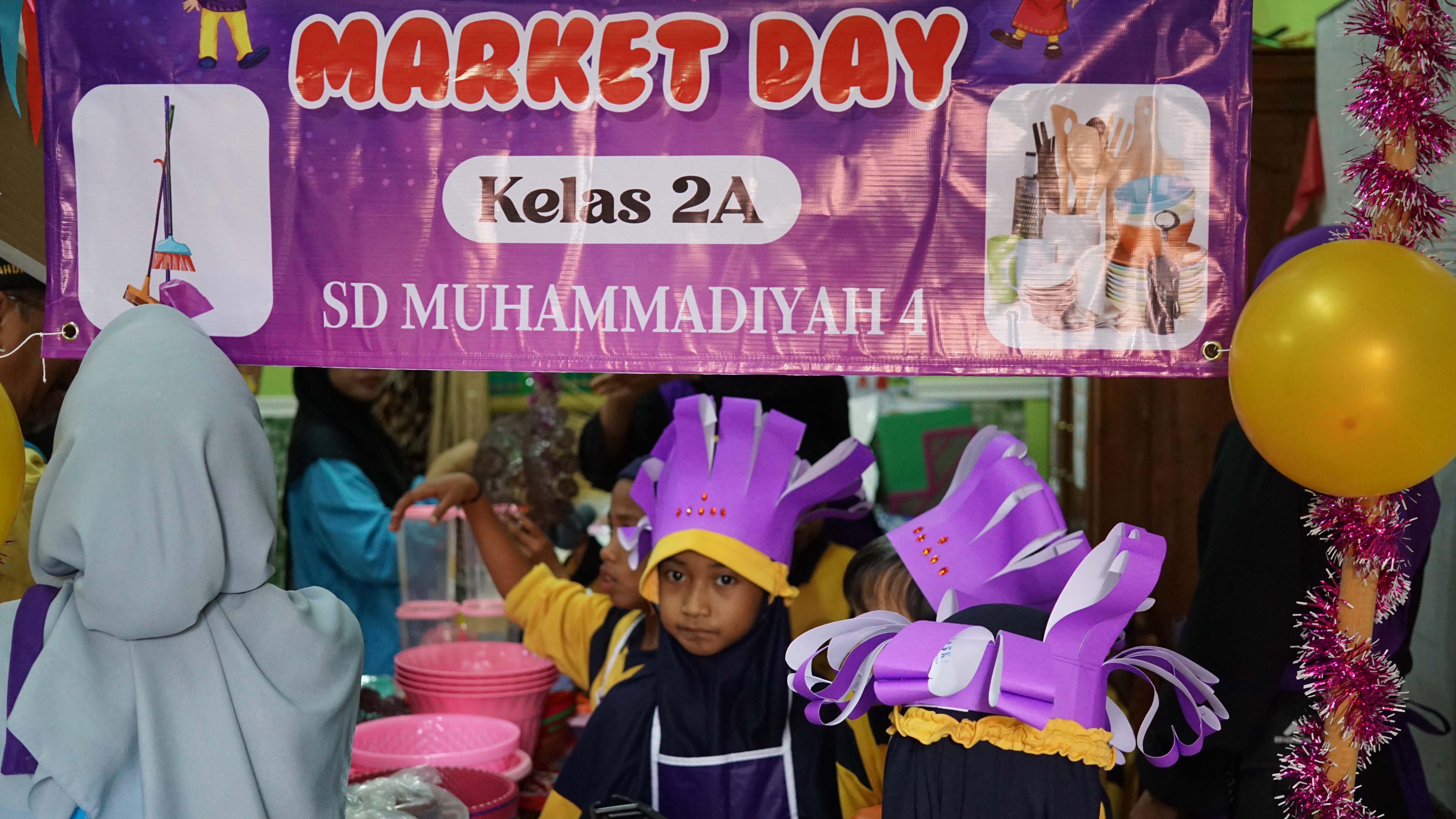 Stand lapak barang pecah belah di Market Day SD Muhammadiyah 4 Denpasar