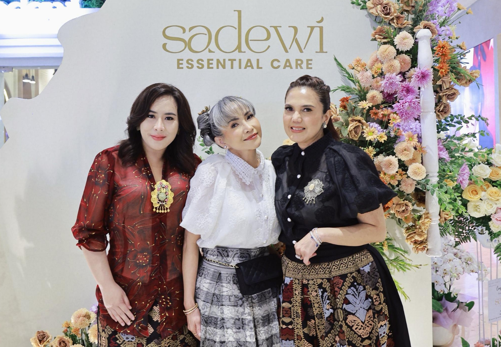 Dari kiri, Maharani Kemala, Ira Ida Bagus dan Amelia Firdaus di Icon Mall, Sanur.