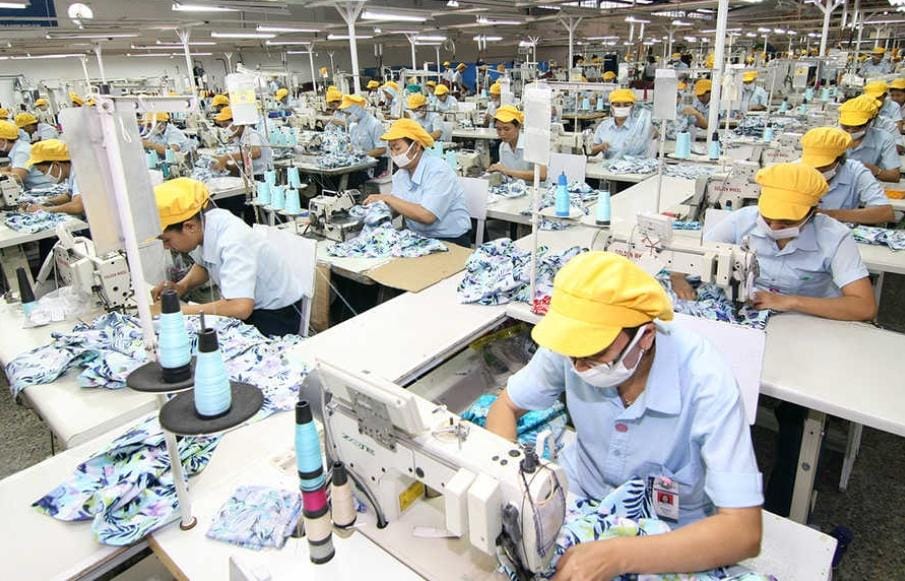 BERKELANJUTAN: Penjahit pabrikan tengah sibuk menyiapkan fashion yang dirancangh untuk 2025