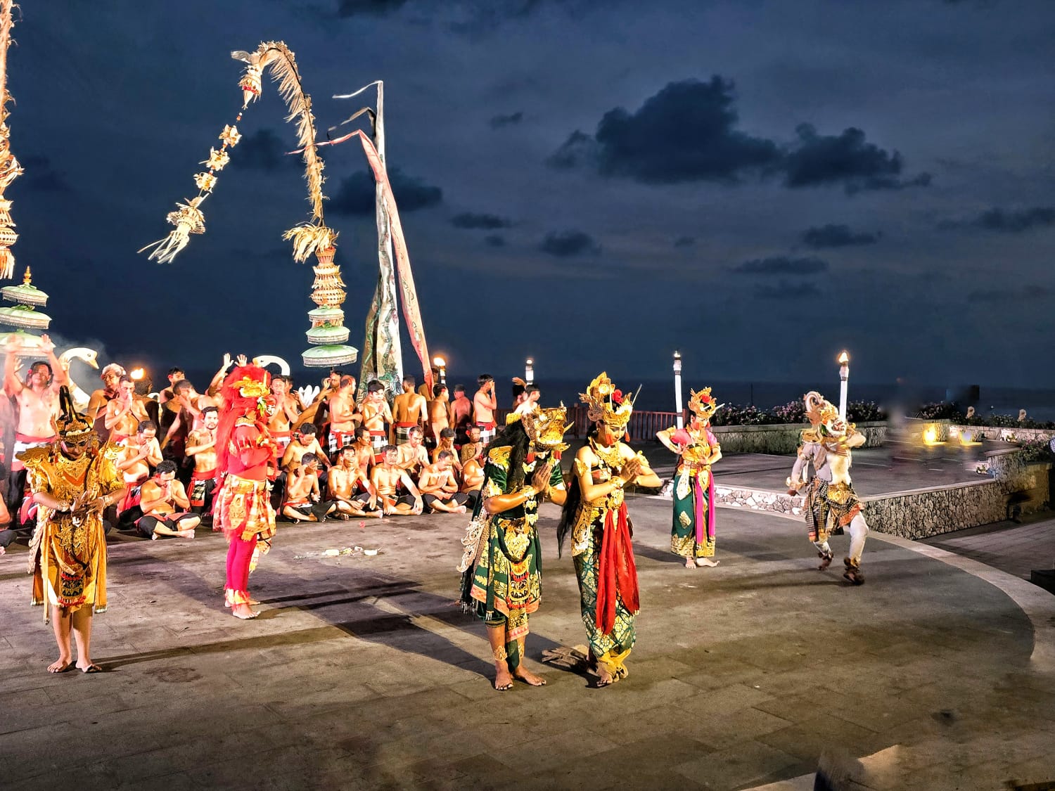 PUNYA MAGNET: Sebuah event pentas tari Kecak di pantai Melasti Kuta Selatan Bali