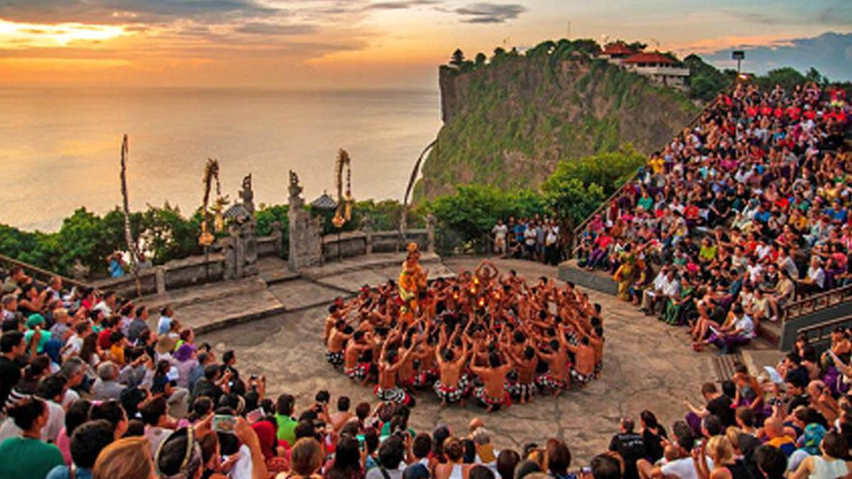 Pentas Kecak yang berlangsung di pelataran objek wisata Tanah Lot Tabanan