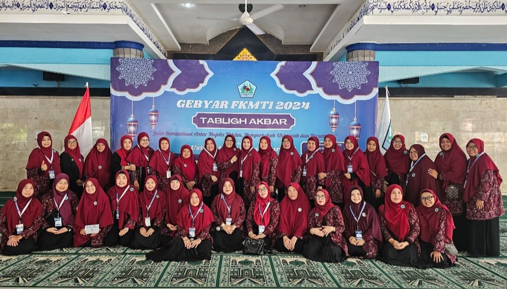 MELATIH SKILL: Panitia Gebyar FKMTI 2024 foto bersama di Masjid Al Ihsaan Inna Grand Bali Sanur Denpasar, Ahad 15 Desember 2024.
