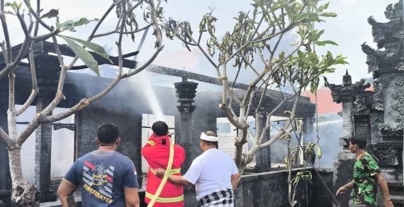 PADAMKAN API: Petugas kebakaran memadamkan api yang melalap rumah di Desa Yehembang, Mendoyo. (foto:damkar jembrana)