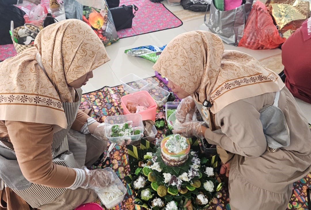 TERAMPIL: Salah satu tim peserta lomba jaje tradisonal Bali sedang merangkai jajanan khas