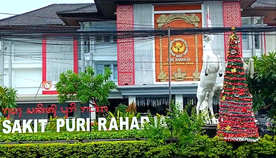BERHIAS: Terdapat dekorasi pohon Natal di Rumah Sakit Puri Raharja di Jalan WR Supratman, Denpasar Timur, Minggu (15/12/2024)