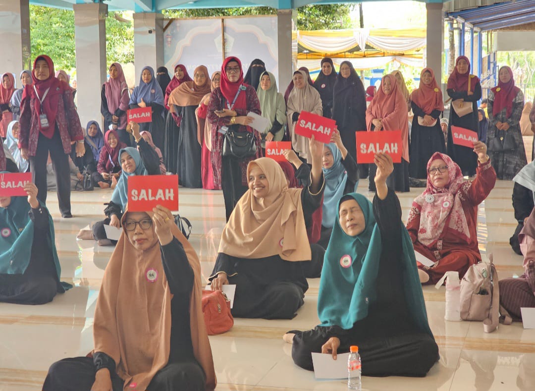 CERDAS CERMAT: Para peserta lomba Rangking 1 FKMTI Bali untuk menguji pengetahuan umum ibu-ibu majelis taklim.