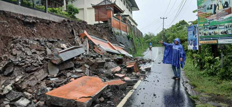 AMBROL : Kondisi senderan SMPN 2 Dawan, Klungkung, setelah diguyur hujan deras. (Foto: BPBD Klungkung)
