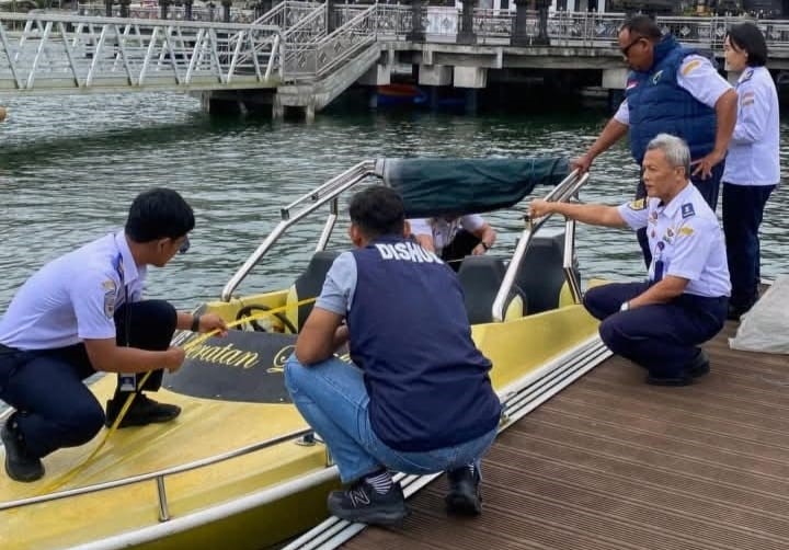 CEK LAPANGAN : Dishub Tabanan melakukan pengecekan Dermaga Wisata Danau Beratan, Bedugul Baturiti yang kini dikelola Pemkab Tabanan.  (Foto/Juliadi/Radar Bali)