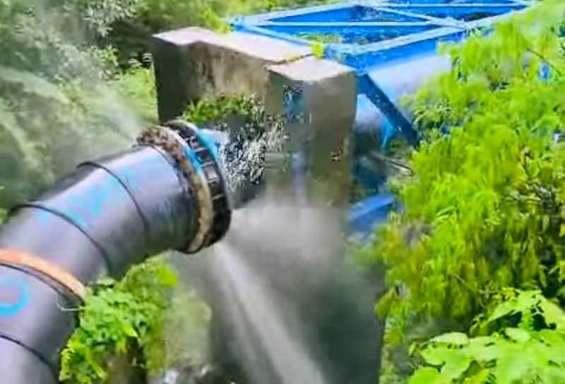 BOCOR : Pipa induk yang ada di wilayah Kecamatan Selat, bocor sehingga menyebabkan ribuan pelanggan PDAM terganggu. (Foto :PDAM Karangasem)