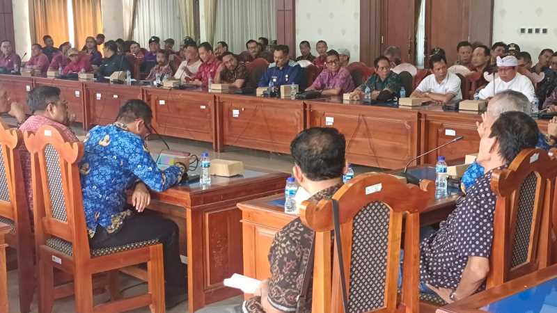 MEMPERTANYAKAN: Pertemuan antara perbekel, dewan, dan Pemkab Buleleng yang membicarakan terkait BKK Badung yang tak kunjung cair. (francelino junior/radar bali)