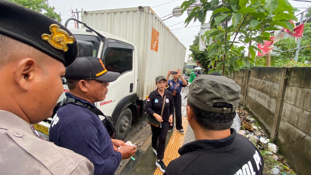 PENERTIBAN: Tim gabungan saat menertibkan truk yang parkir liar di kawasan Jalan Cargo, Denpasar kemarin.