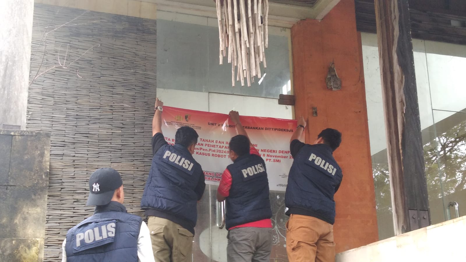 Tim Bareskrim Polri saat melakukan penyitaan aset perkara pencucian uang di Bali