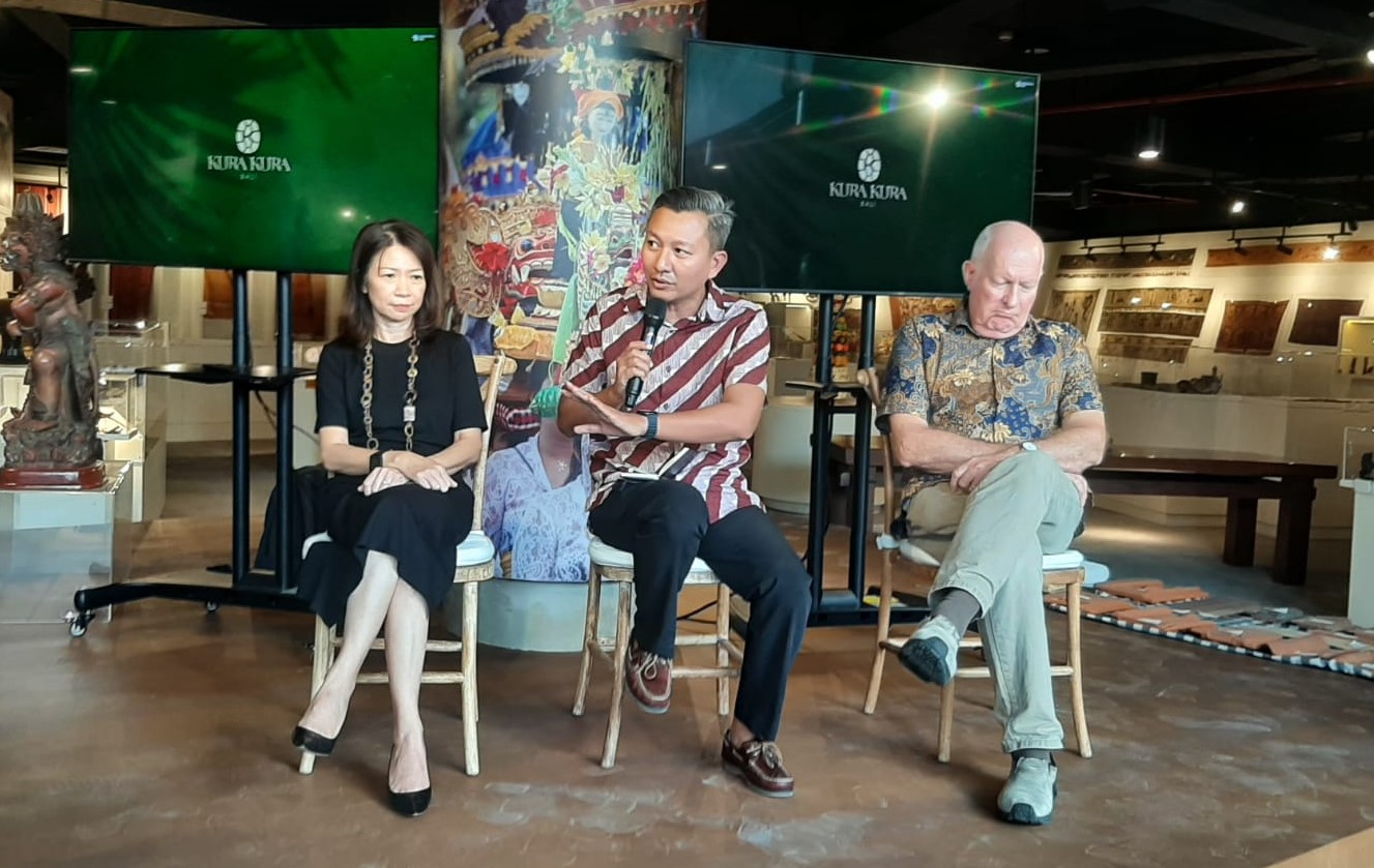 BERKELANJUTAN: Zakki Hakim, Kepala Komunikasi PT BTID, Master Developer dari Kura Kura Bali (tengah), dan dua investor ACS serta Ritel asal Singapura, saat Media Gathering (17/12/2024)