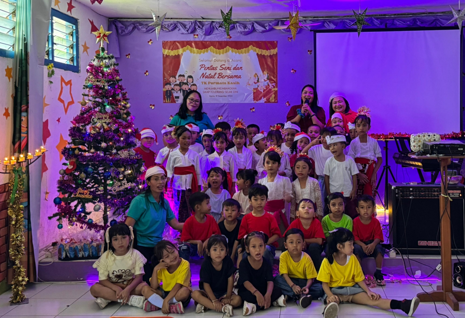 TOLERANSI SEJAK DINI: Para guru dan siswa PAUD/TK Permata Kasih saat Natal Bersama, Kamis (19/12/2024). (TK Permata Kasih For Radar Bali)