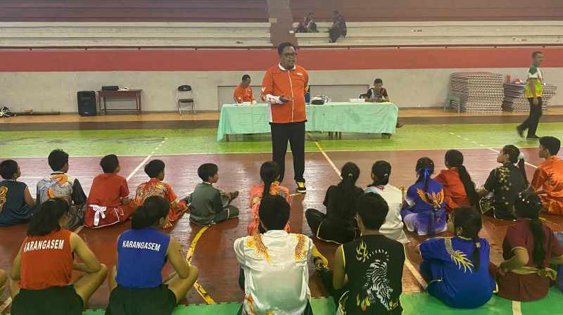 SOSIALISASI : Pengcab Wushu Karangasem saat menggelar sosialisasi di GOR Gunung Agung Amlapura. (Foto Zulfika Rahman/Radar Bali)