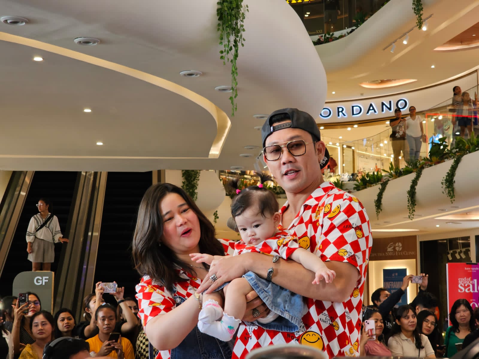 KEREN: Deny Sumargo, Olivia Allan bersama putri mereka Gabriella Alla Sumargo, di Icon Mall, Sanur Kamis (19/12/2024) sore. (Novi Febriani/Radar Bali)